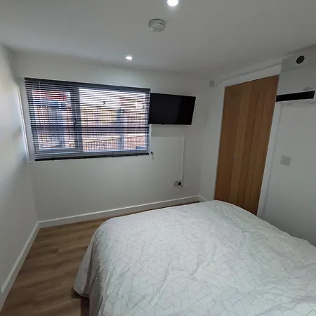 Modern Tiny Garden House * יורק