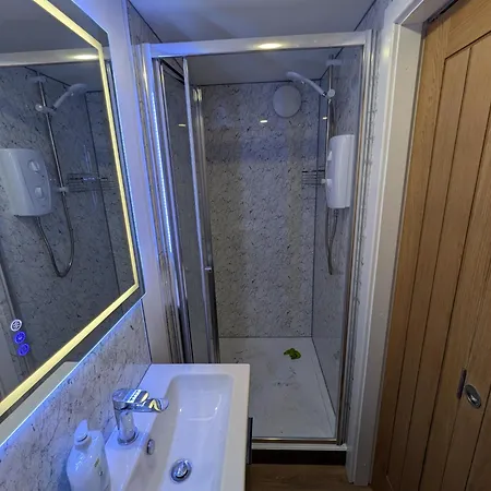 Modern Tiny Garden House יורק