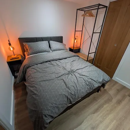 Modern Tiny Garden House יורק