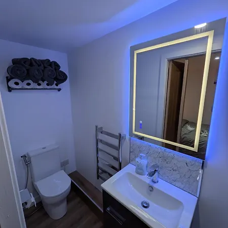 Modern Tiny Garden House * 요크