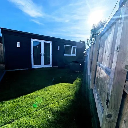 Modern Tiny Garden House 아파트